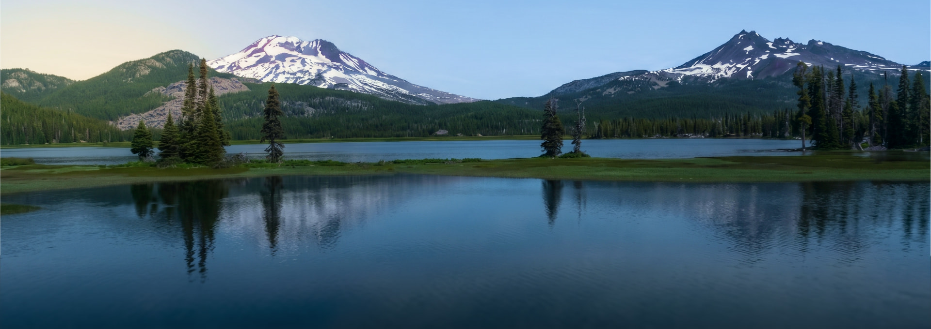 Un lago de montaña con picos nevados en Montana