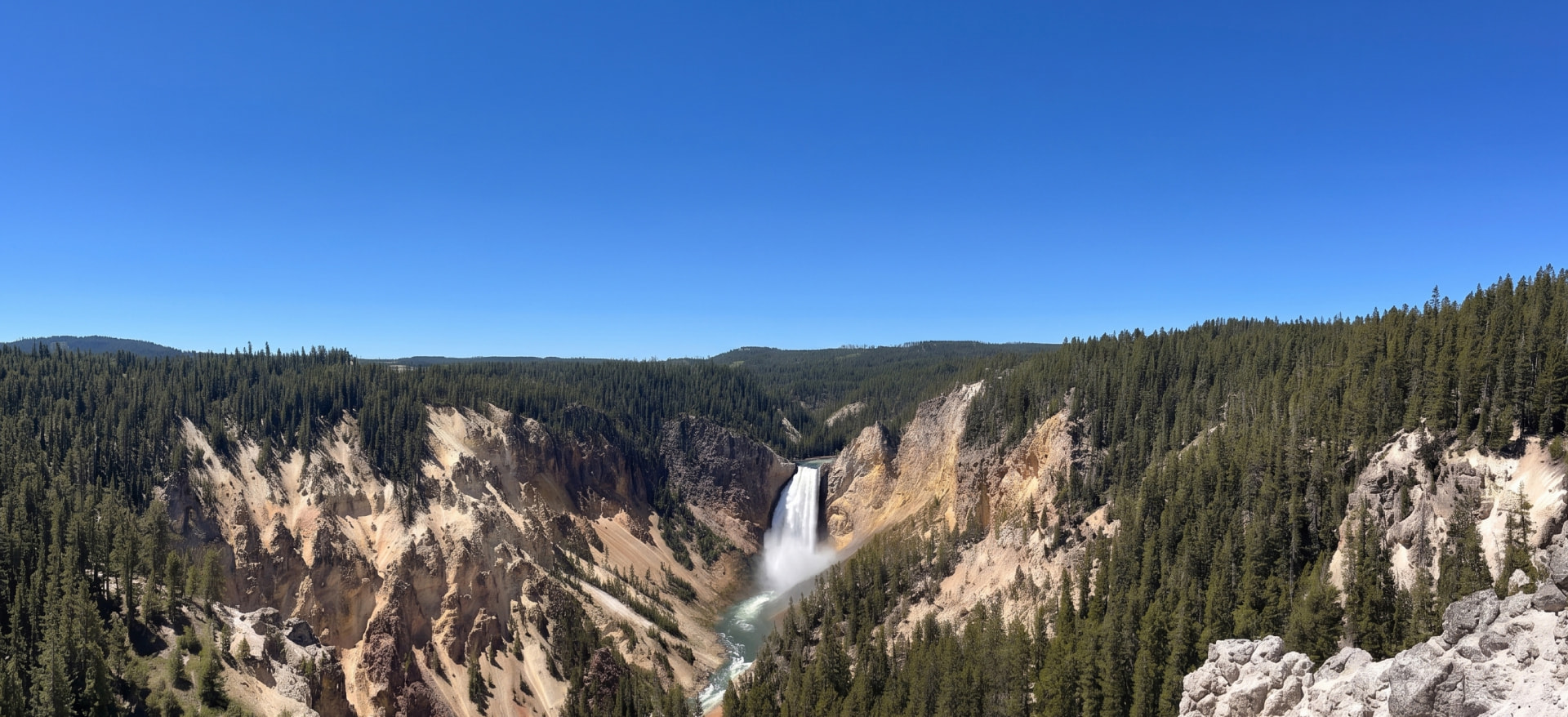 Una cascada en un cañón boscoso de Montana